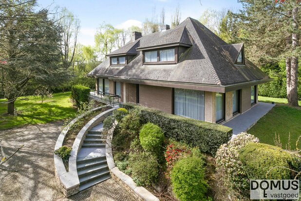 Stately villa with timeless architecture in a prime location 