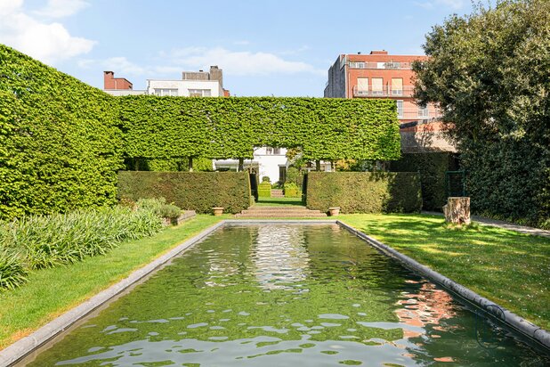 Op de Markt: herenhuis met praktijk, binnentuin en uitweg