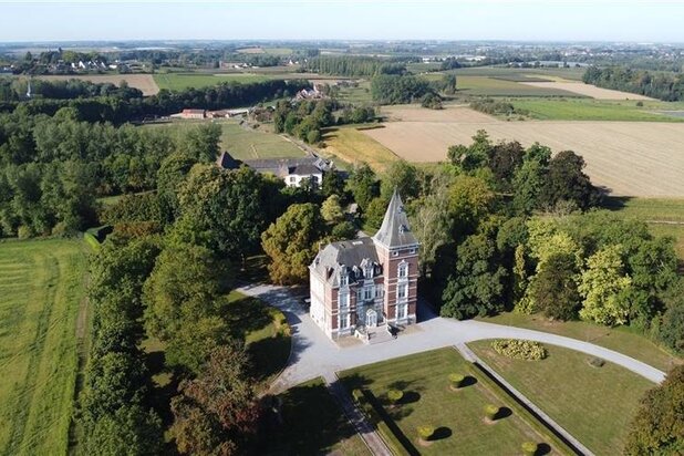 Instapklaar kasteeldomein met vierkantshoeve