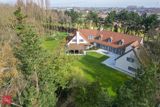 Zeer goed onderhouden ruim landhuis met bijgebouw