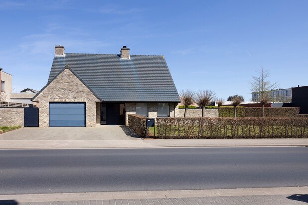 Ruime, goed onderhouden villa met extra polyvalente ruimte.