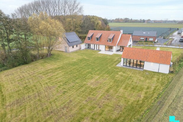 Landelijk gelegen te Ardooie: unieke nieuwbouwwoning (2023) met twee bijgebouwen op een perceel van 5.000 m²