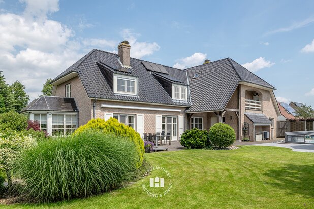 Statige veelzijdige villa op gegeerde locatie in het residentiele Lobos