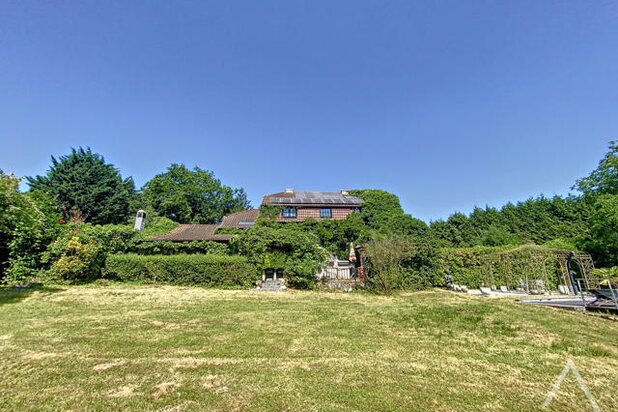 Villa met uitzonderlijke tuin, zwembad en vijver te Beersel!