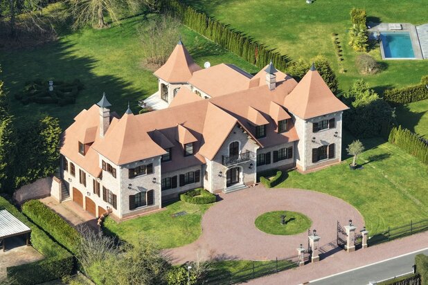 Magnifieke kasteelvilla met binnenzwembad, uniek gelegen in villawijk “Goudkust”, omringd door natuur, rust en optimale privacy