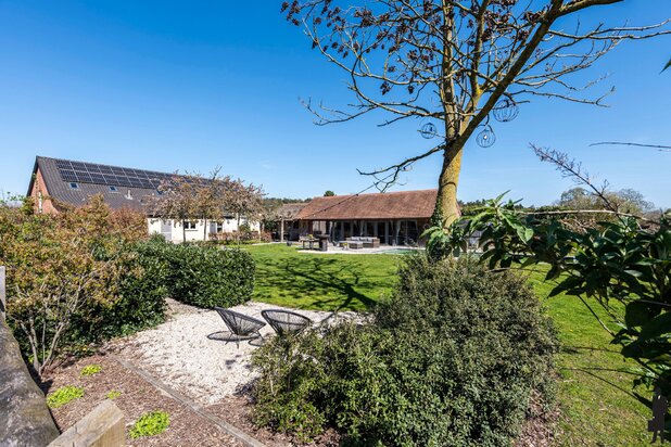 Uitzonderlijk gelegen paardeneigendom op ca. 2 hectare