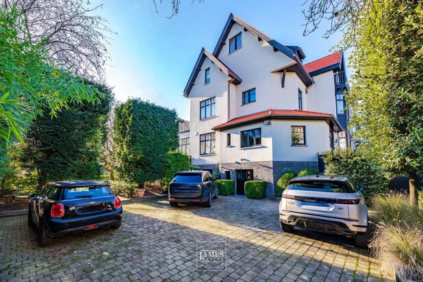 Une maison avec un jardin et piscine dans le quartier Floride