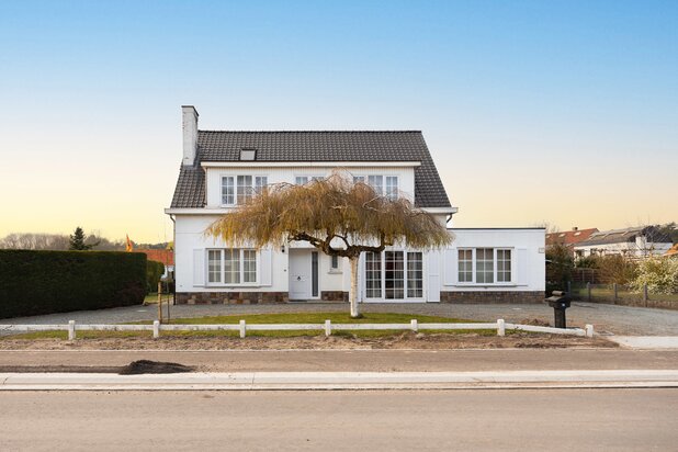 Ruime woonst met tuin, studio en veel parkeermogelijkheid