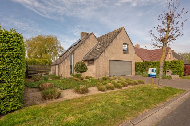 Ruime villa met vier slaapkamers en zonnige tuin, rustig en centraal gelegen in Gistel