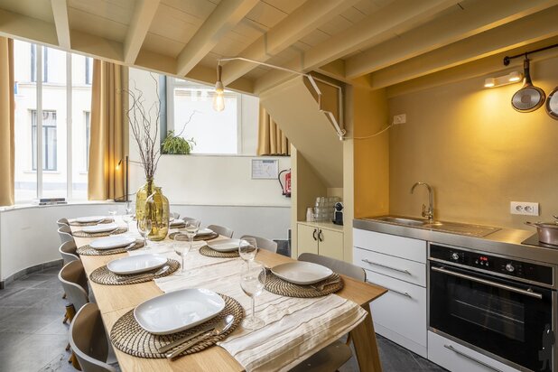 Iconisch hoekpand met drie vergunde duplexen aan het Mechelseplein