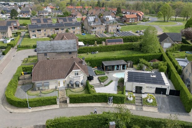 Exclusieve villa met gastenverblijf en zwembad op de grens in Weelde