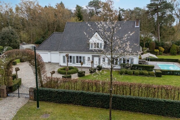 Klassieke villa met zwembad op ca. 3.150 m² in Schilde