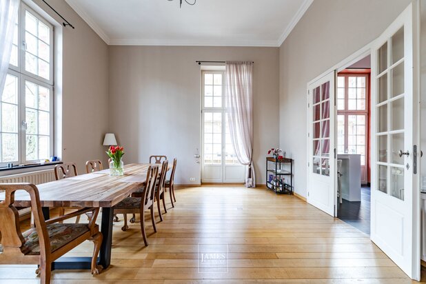 Een appartement met terras tegenover het Ter Kamerenbos