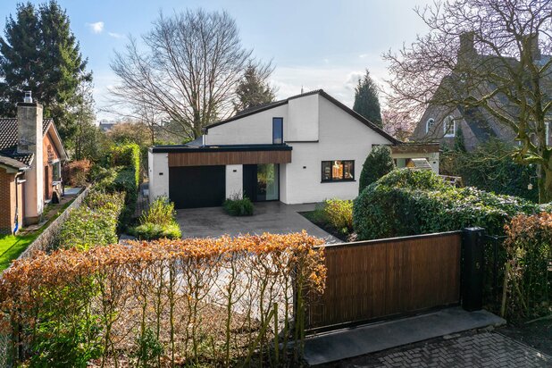 Een designparel in het groen met prachtige buiten bar