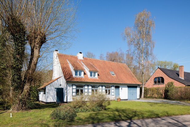 Landelijke villa in een residentiële straat te Deurle