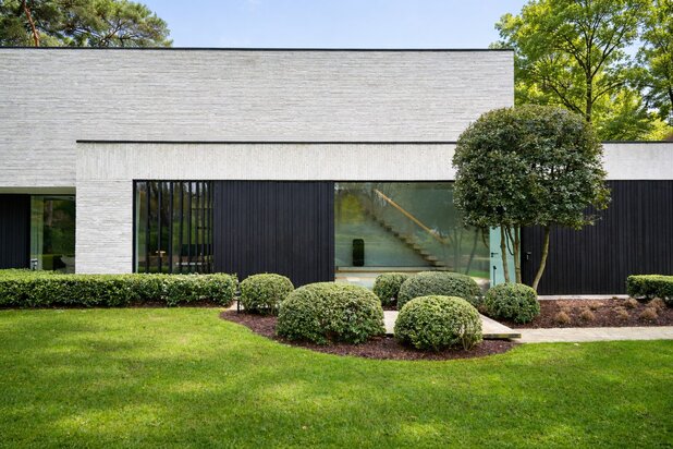 Exclusieve high-end villa met zwembad, poolhouse en parkachtige tuin.