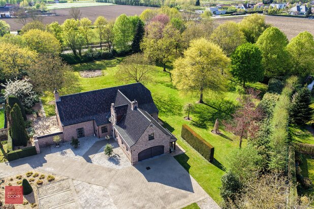 Klassieke discreet gelegen villa met toegangsdreef (grens Waregem)