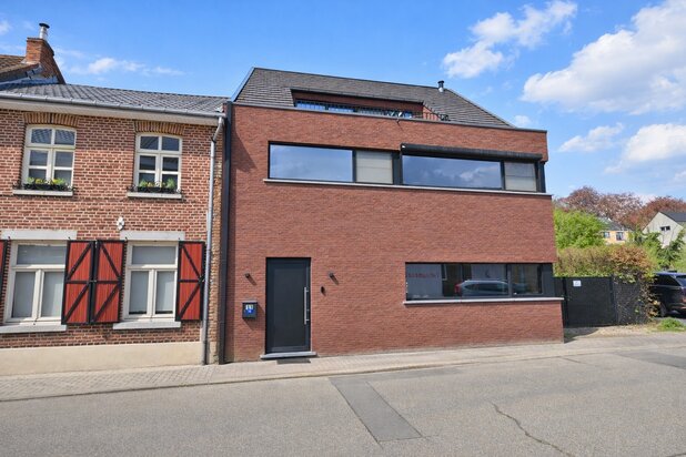 Exclusief wonen in alle rust, op wandelafstand van de Maas, met 3 slaapkamers, zonnig terras en een uitstekende ligging nabij Maastricht