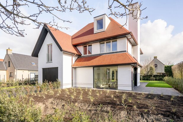 Villa de construction récente située dans un quartier calme