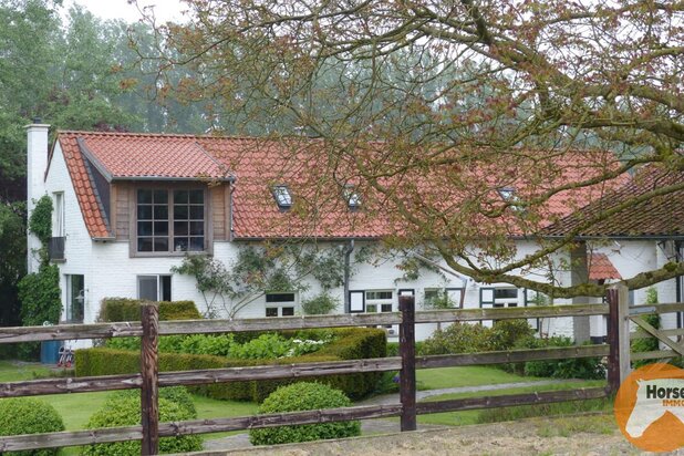 HALLE – Charmante woning met stallen op 1,15ha aan Hallerbos