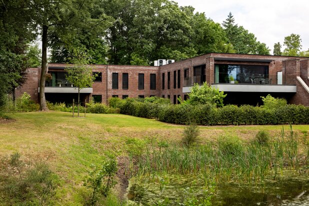 Modern luxe-appartement met ruim terras & dubbele garage 