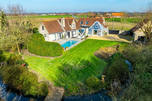 Exclusive villa with garden and pool on 1 ha