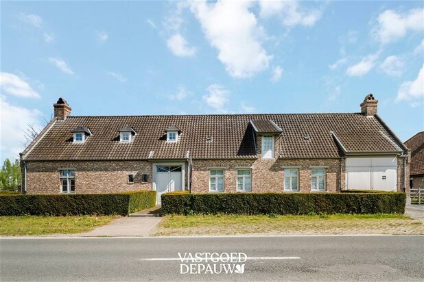 Instapklare hoeve met bijgebouwen op ruim 1 hectare