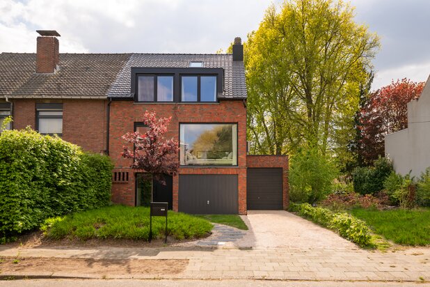 Instapklare halfopen woning met ruime tuin in rustige woonwijk