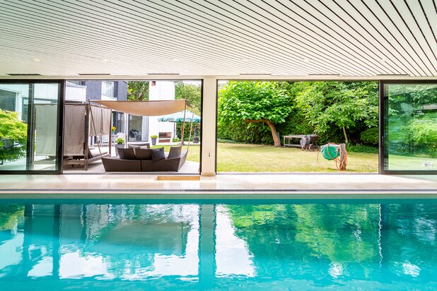 Topgelegen architectenwoning met ruim tuin en binnenzwembad.