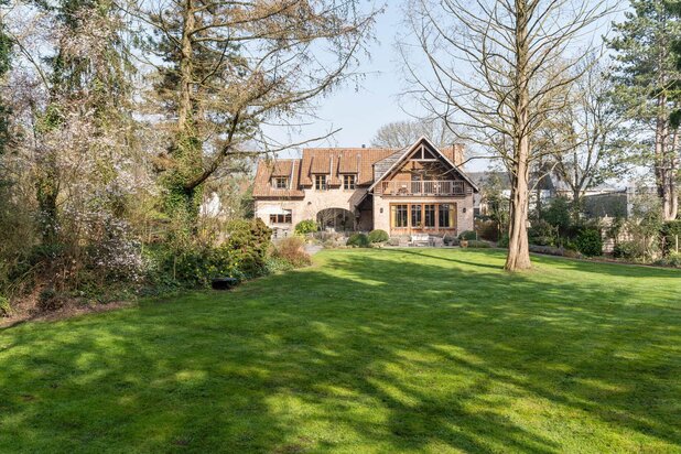 Landelijke charmevilla met natuurlijke zwemvijver in het groen