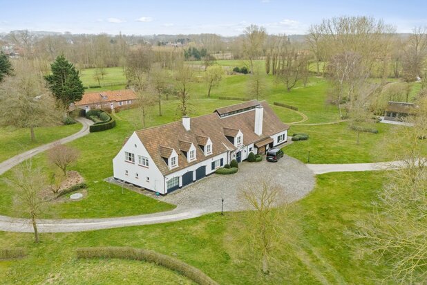 Riant landhuis met bijgebouwen op een perceel van 12 hectare