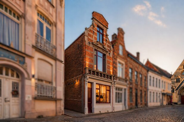 Magnifiquement rénovée maison de ville dans un cadre historique exceptionnel autour de l'église Notre-Dame