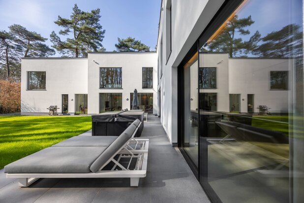 Exclusieve moderne villa met panoramisch zicht op groen
