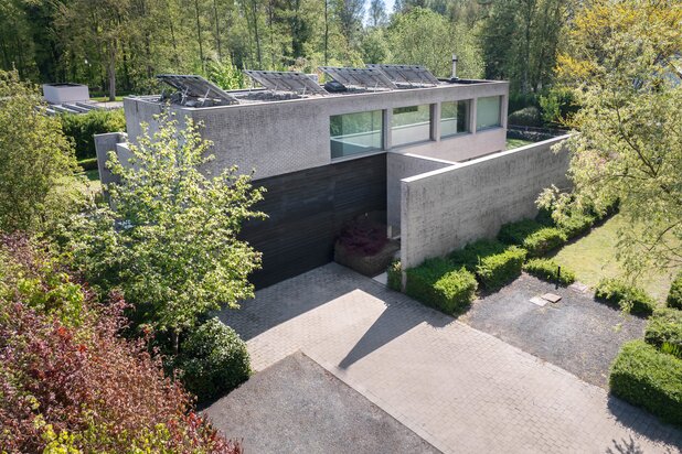 Op te frissen moderne villa met zwemvijver en poolhouse