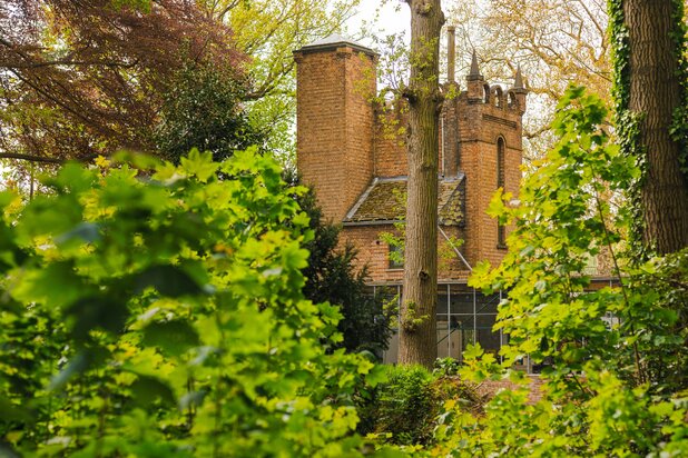 Historische portierswoning met toren en privébos