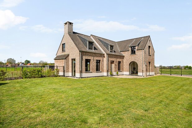 Luxueuze villa met vrij uitzicht op perceel van ca. 6886m² te Hoogstraten!