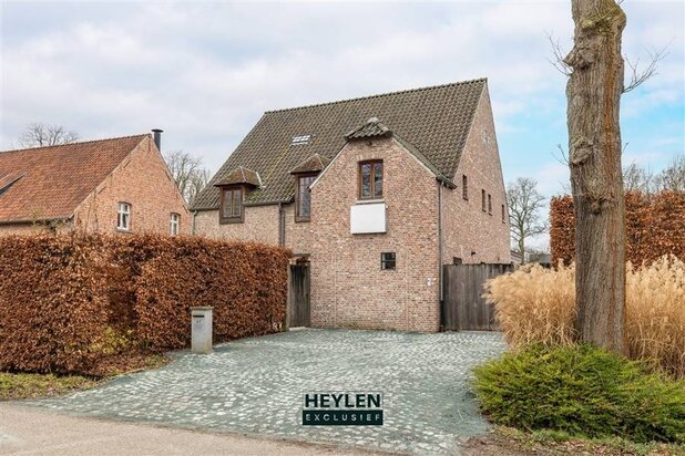 Prachtige villa met polyvalent bijgebouw en magazijn