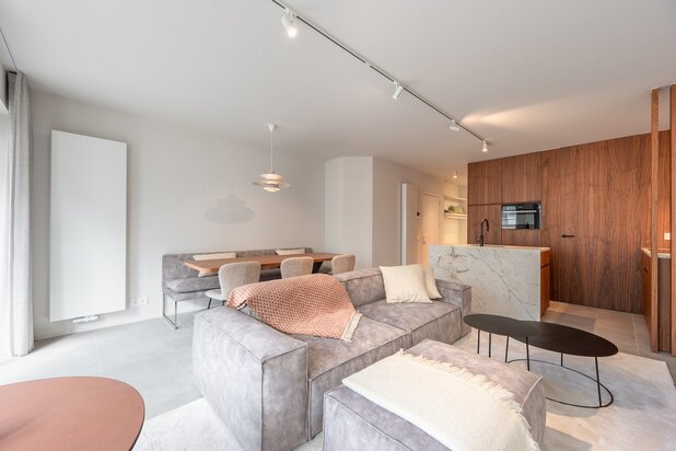 Appartement rénové avec vue mer latérale, idéalement situé tout près de la place du Triangle.