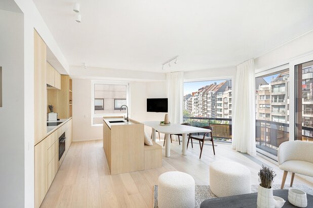 Appartement spacieux et lumineux avec trois chambres, emplacement central.