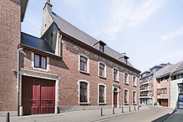 Centraal gelegen herenwoning met 2 staanplaatsen