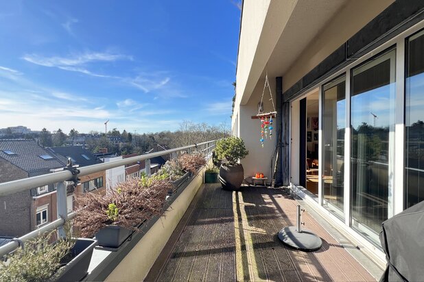 Quartier Cavell-Montjoie , Duplex de 230 m², 3 chambres avec 40 m² de terrasses et 2 garages en option, PEB C