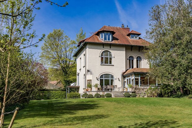 Villa de caractère sise sur 24 ares,  Beau Terrain Arboré