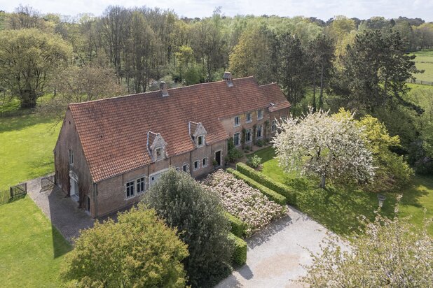 RIJMENAM – Exceptionally renovated 18th-century farmhouse