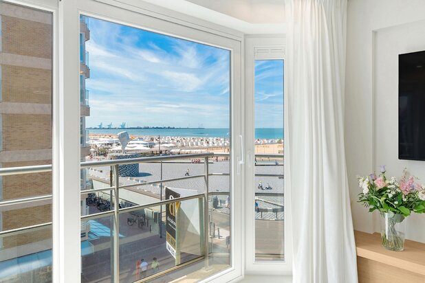 Magnifique appartement rénové et ensoleillé avec vue mer.