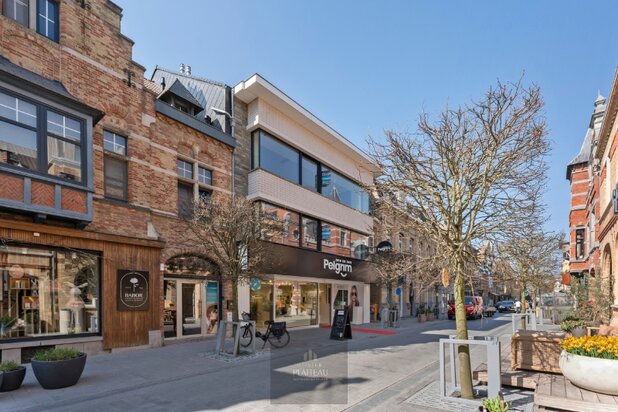 A 115-square-meter luxury apartment, ready to move into, in a prime location near Nieuwpoort’s market square.