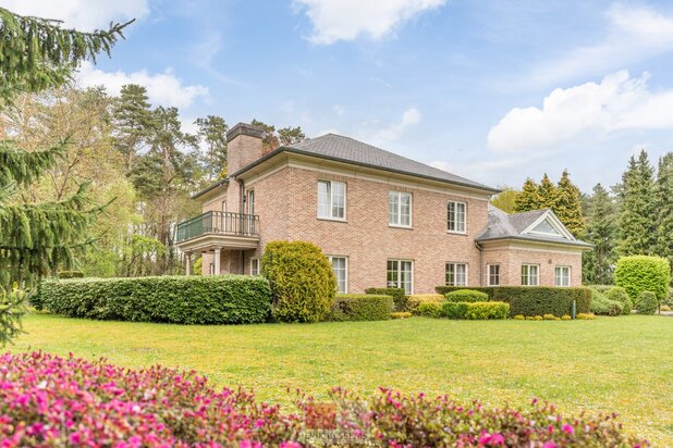 Exclusieve villa met natuurleien dak, gelegen op een unieke toplocatie in het prachtige Maasmechelen, gelegen op een perceel van 3295m².