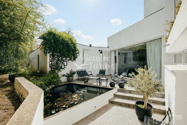 Modernist architect-designed house