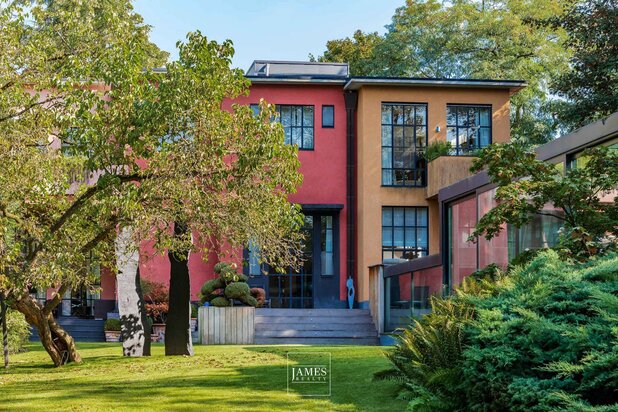 Propriété Moderniste avec piscine intérieure et grand jardin