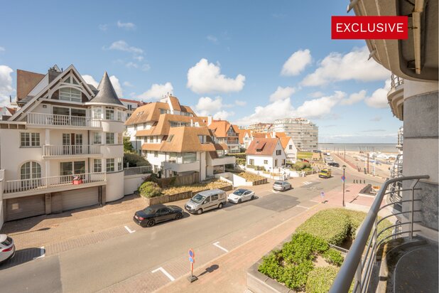 Lichtrijk appartement met zonneterrassen en zijdelings zeezicht op een toplocatie in Duinbergen