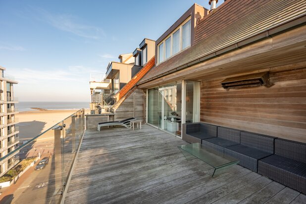 Stijlvolle duplex penthouse met ruim zonneterras en zijdelings zeezicht